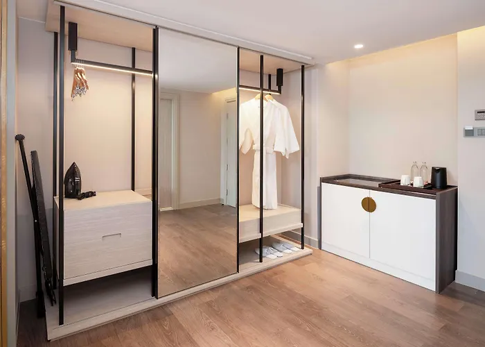 Radisson Chateau De Hotel 4*